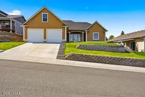 510 N 15th St, Selah, WA 98942