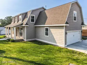 221 Fourth Ave, Zillah, WA 98953 - #2