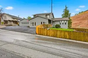 304 S 10th St, Selah, WA 98942