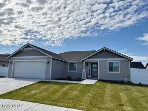 707 Grapevine St, Grandview, WA 98930