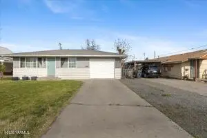 807 S Ahtanum Ave, Wapato, WA 98951 - #2