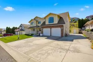 1204 W Yakima Ave, Selah, WA 98942 - #2