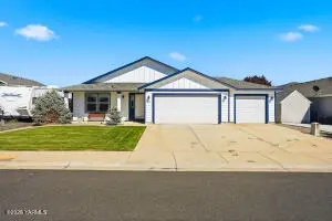 207 S Sterling St, Moxee, WA 98936