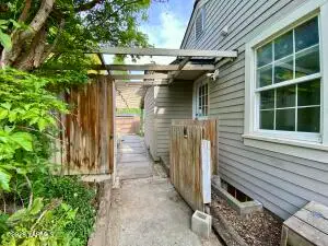 311 N 4th St, Selah, WA 98942 - #1