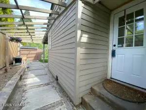 311 N 4th St, Selah, WA 98942 - #3