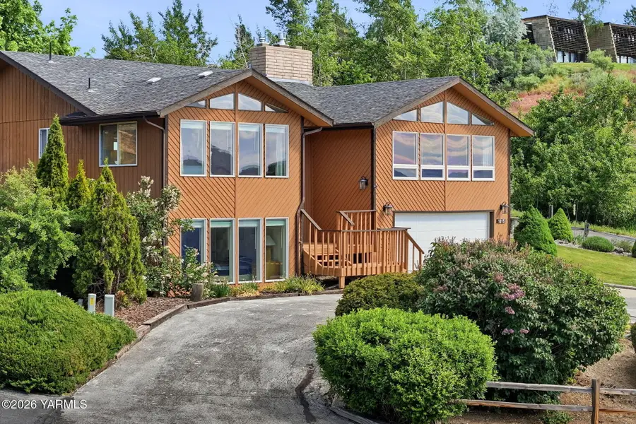 1015 Nordic Heights Dr, Selah, WA 98942 - #2