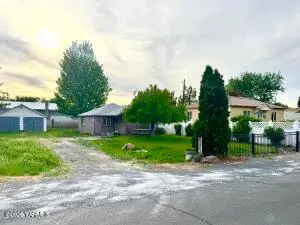 2012 S 2nd Ave, Yakima, WA 98903 - #2