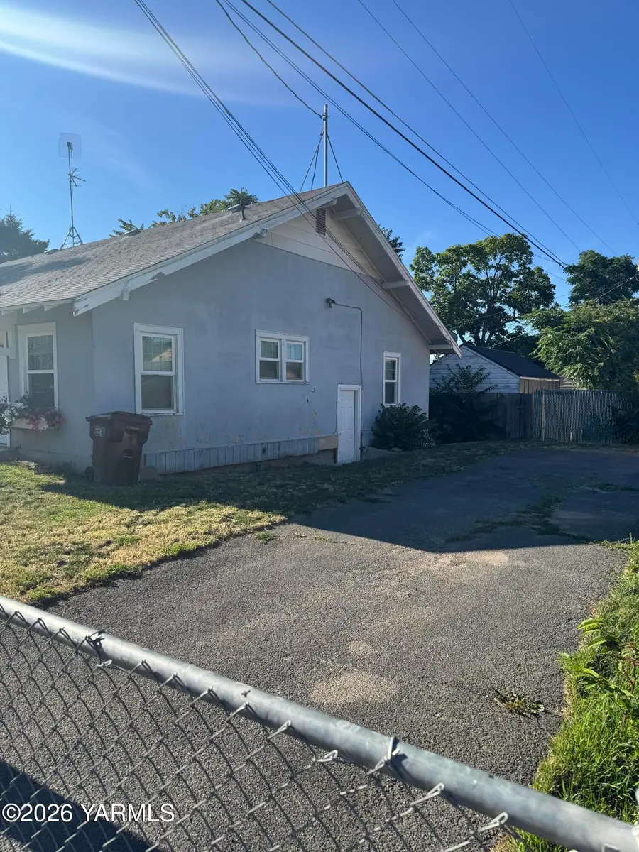302 W Prasch Ave #A & B, Yakima, WA 98902 - #2