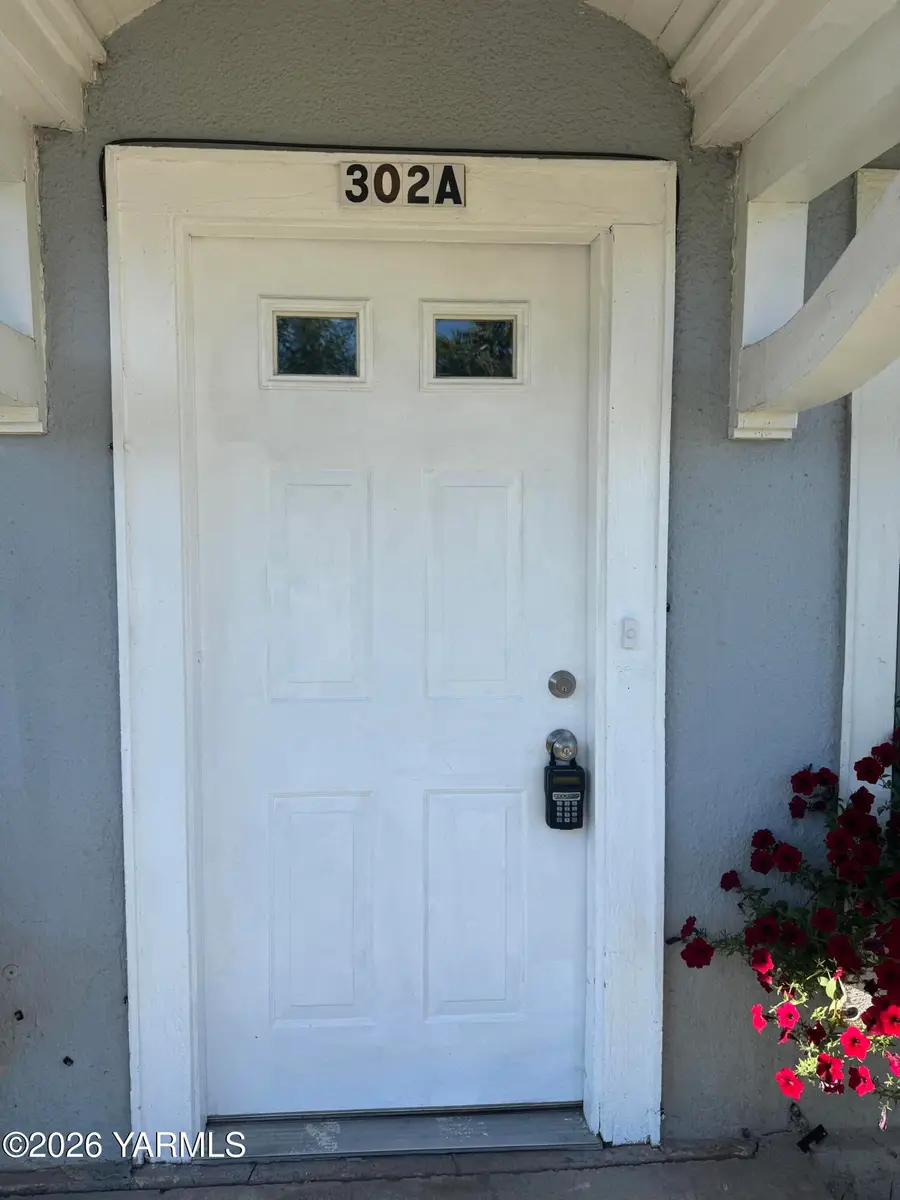 302 W Prasch Ave #A & B, Yakima, WA 98902 - #3