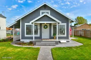 211 E Naches Ave, Moxee, WA 98936 - #1