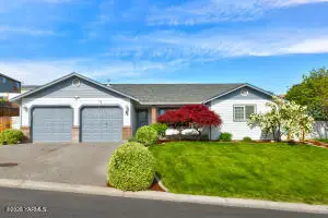 702 S 7th St, Selah, WA 98942