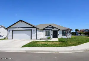 1609 Diamond Ave, Grandview, WA 98930 - #1