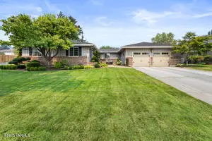 5209 Glacier Way, Yakima, WA 98908
