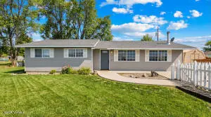 82 W Brathovde Ave, Selah, WA 98942