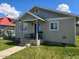 208 N Chestnut St, Toppenish, WA 98948 - #1