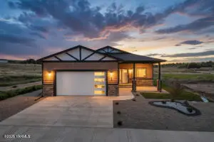 301 Hogan St, Sunnyside, WA 98944 - #1