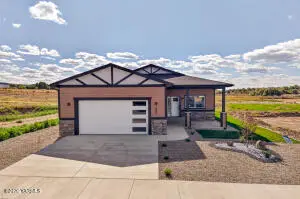 301 Hogan St, Sunnyside, WA 98944 - #3