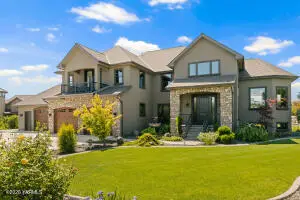 7904 Scenic Dr, Yakima, WA 98908