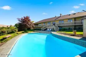 720 Country Club Dr, Yakima, WA 98901 - #2