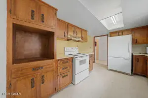412 S 9th St, Sunnyside, WA 98944 - #2