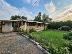 36 E 3rd Ave, Toppenish, WA 98948 - #2