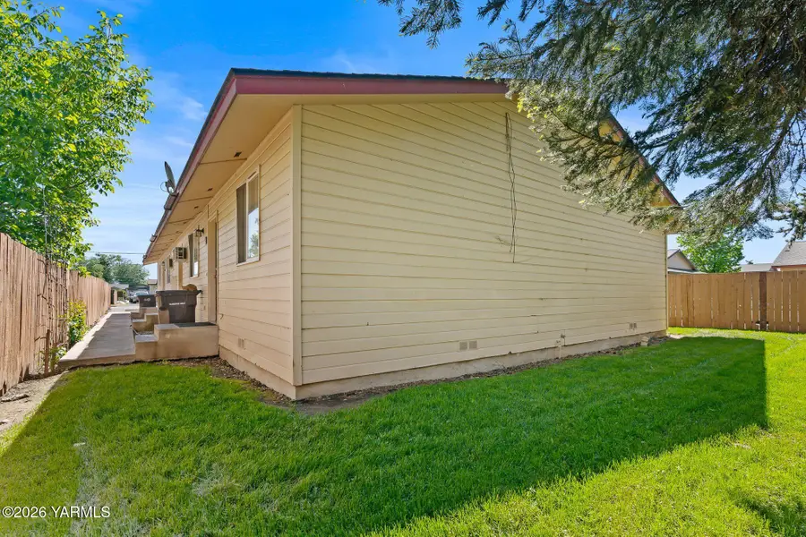 706 N 15th Ave, Yakima, WA 98902 - #3