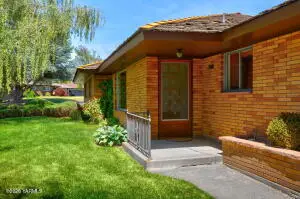 4809 Douglas Dr, Yakima, WA 98908 - #3