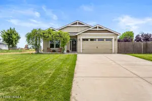 1720 W King St, Grandview, WA 98930 - #1