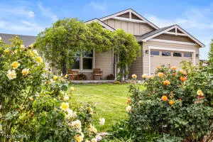 1720 W King St, Grandview, WA 98930 - #2