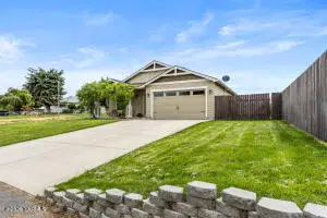 1720 W King St, Grandview, WA 98930 - #3