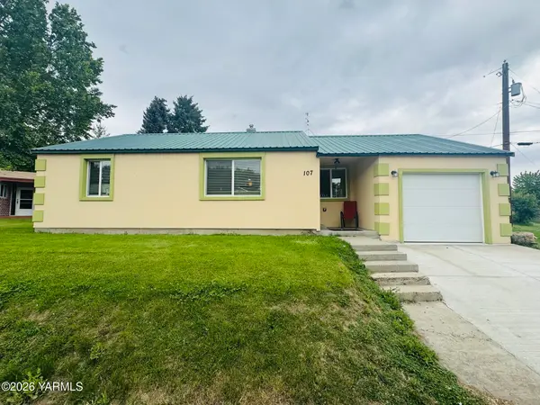 107 W First Ave, Granger, WA 98932