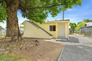 204 N 9th St, Yakima, WA 98901 - #3