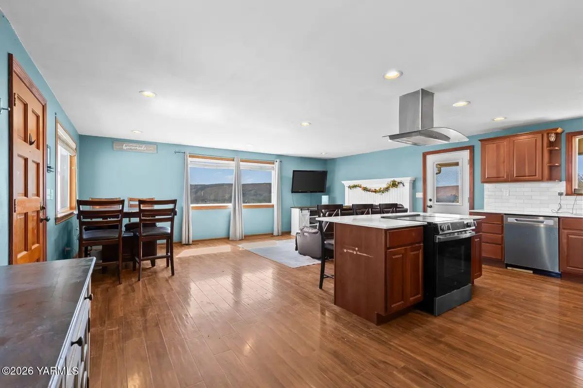 70 Herlou Dr, Selah, WA 98942 - #1