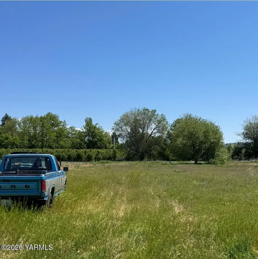 371 Hall Rd, Yakima, WA 98908 - #2