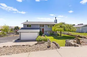210 W Goodlander Rd, Selah, WA 98942