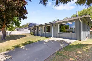 207 Adams Park Dr, Zillah, WA 98953