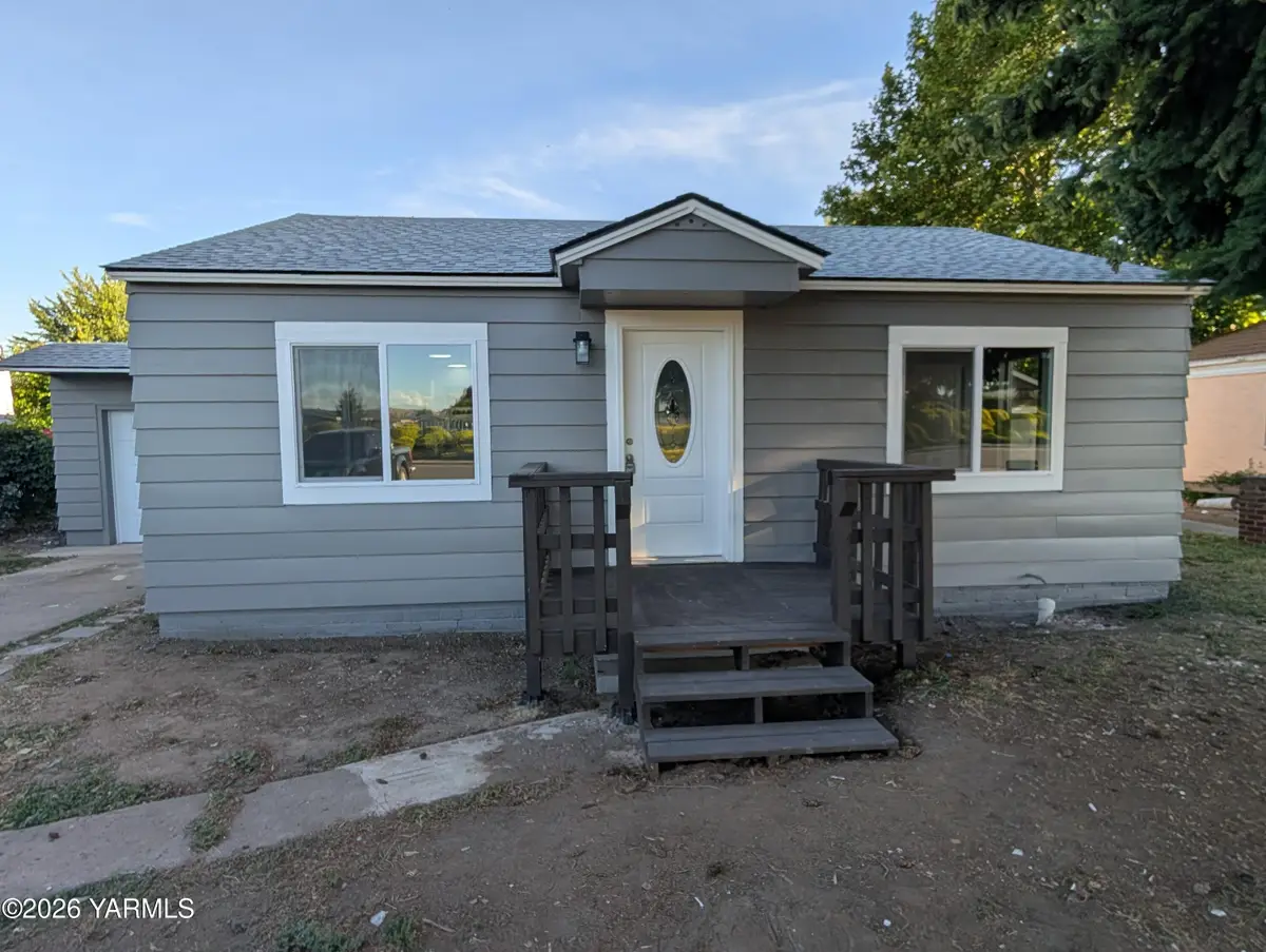 1306 W Washington Ave, Union Gap, WA 98903 - #1