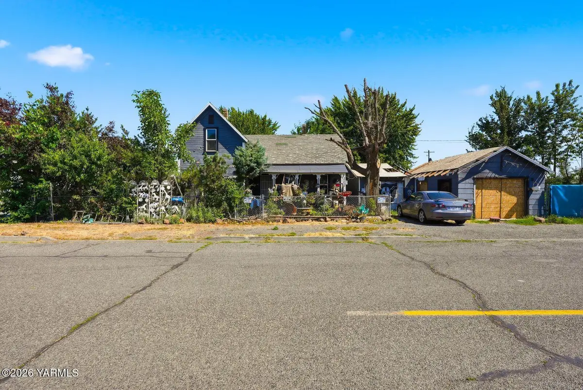 416 S Toppenish Ave, Toppenish, WA 98948 - #1