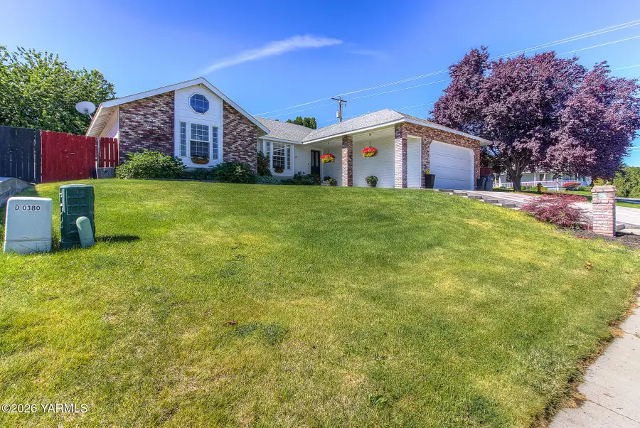 1508 W Orchard Ave, Selah, WA 98942 - #2