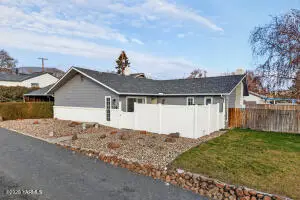 209 S Ridgeway Dr, Yakima, WA 98901 - Image #2