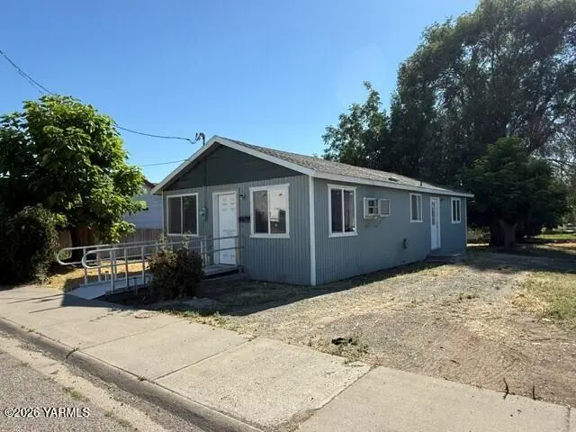 510 S Division St, Grandview, WA 98930 - #1