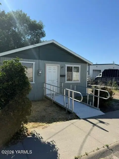 510 S Division St, Grandview, WA 98930 - #2