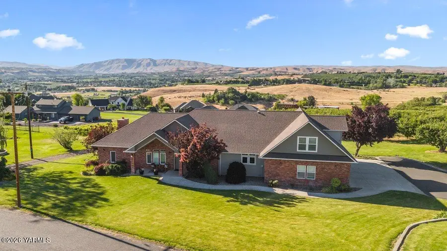 341 Brown Ln, Selah, WA 98942 - #2