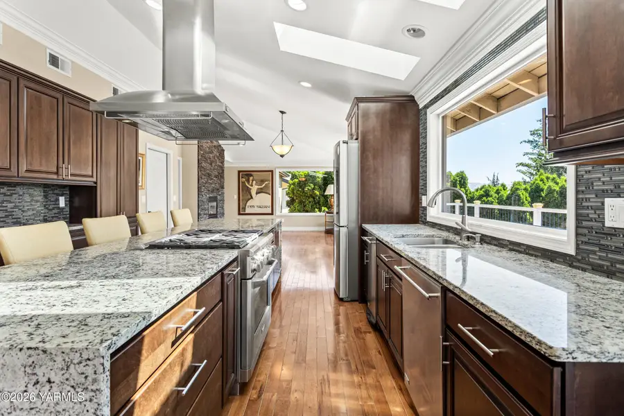 4504 Scenic Dr, Yakima, WA 98908 - #3