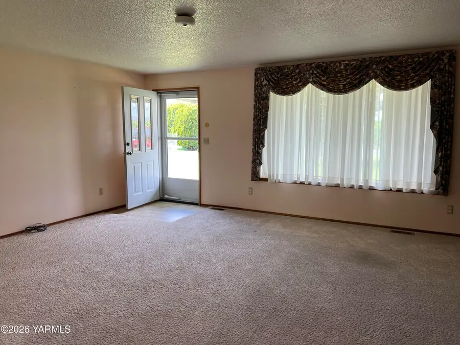 2091 Ashue Rd, Wapato, WA 98951 - #2