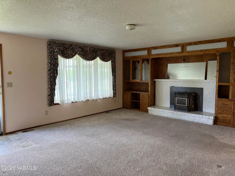 2091 Ashue Rd, Wapato, WA 98951 - #3