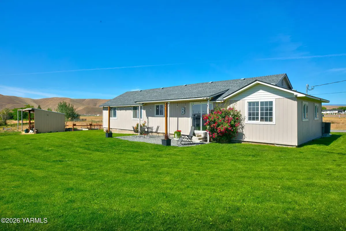 1240 W Huntzinger Rd, Selah, WA 98942 - #1