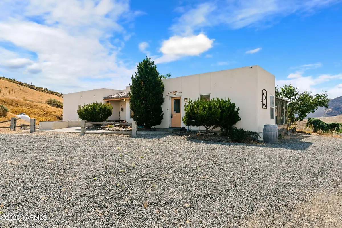 723 Burbank Creek Rd, Yakima, WA 98901 - #1