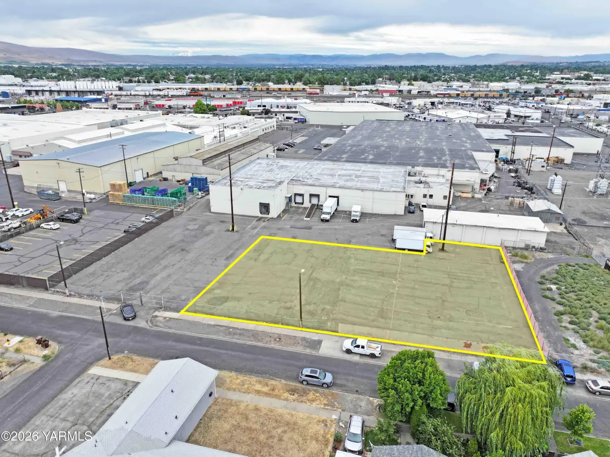 911 S 3rd St, Yakima, WA 98901 - #1