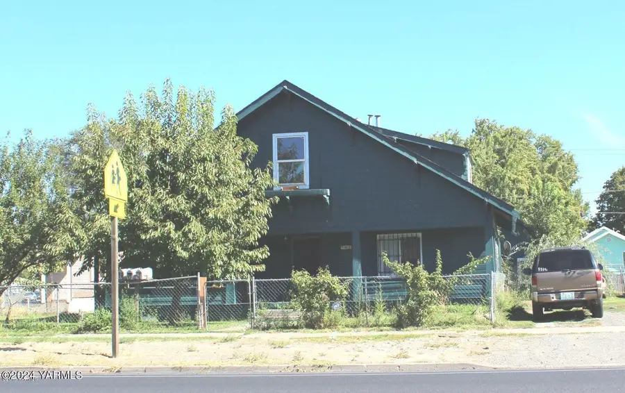 703 S 6th St, Yakima, WA 98901 - #2